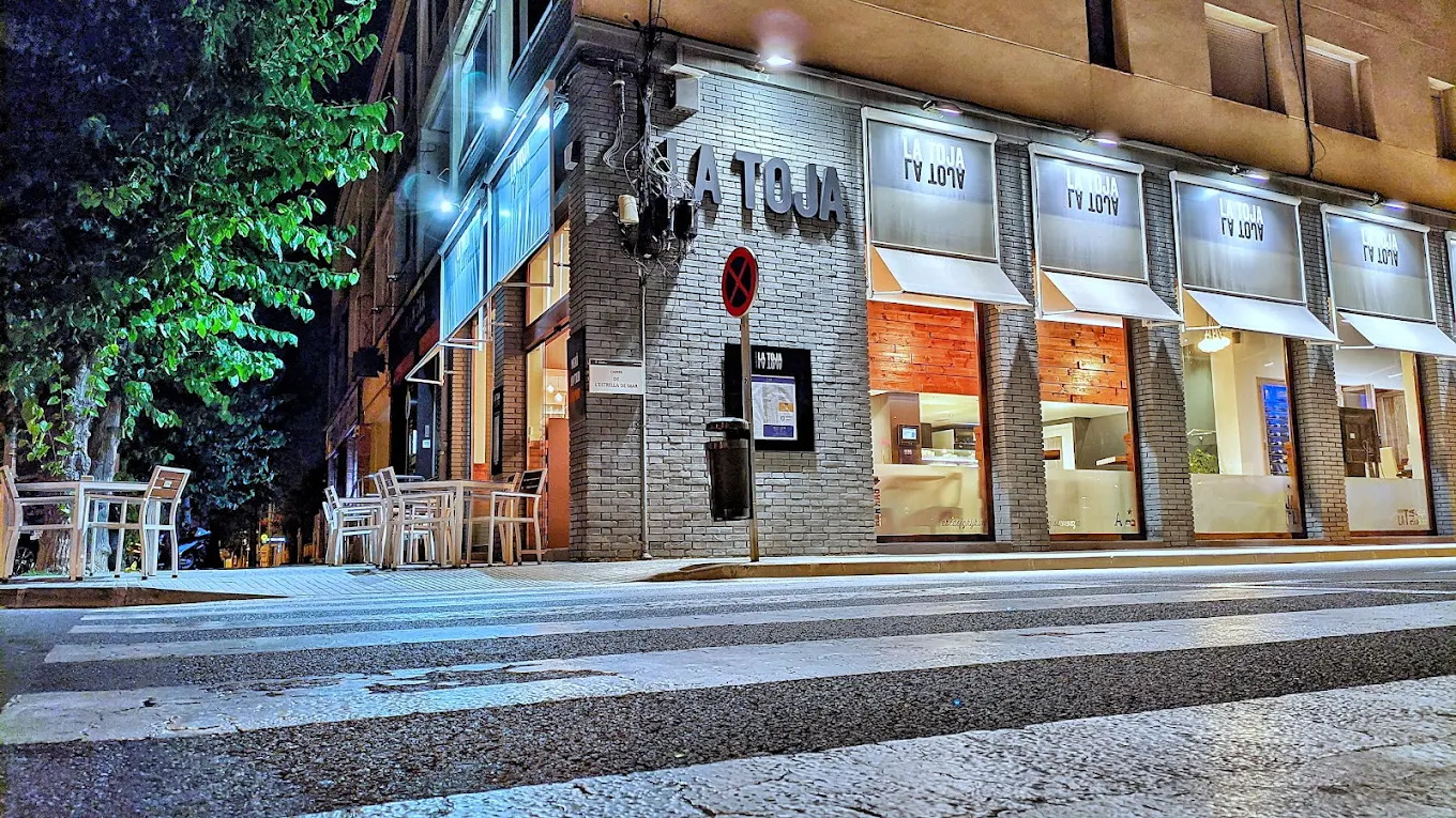 Restaurante La Toja en el Paseo Marítimo de Castelldefels de noche