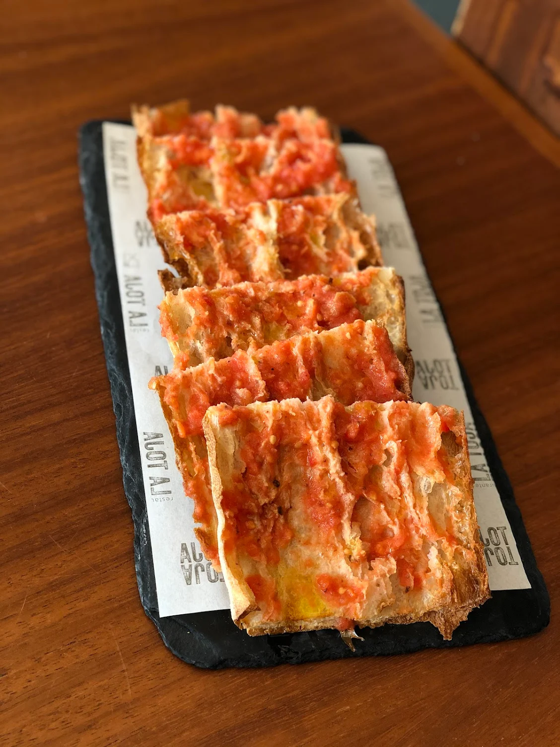 Pan de cristal con tomate
